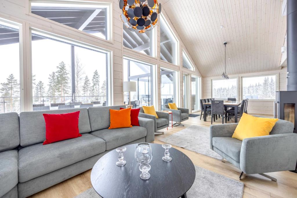 a living room with a couch and a table at Luksushuvila Villa Lempi in Himos