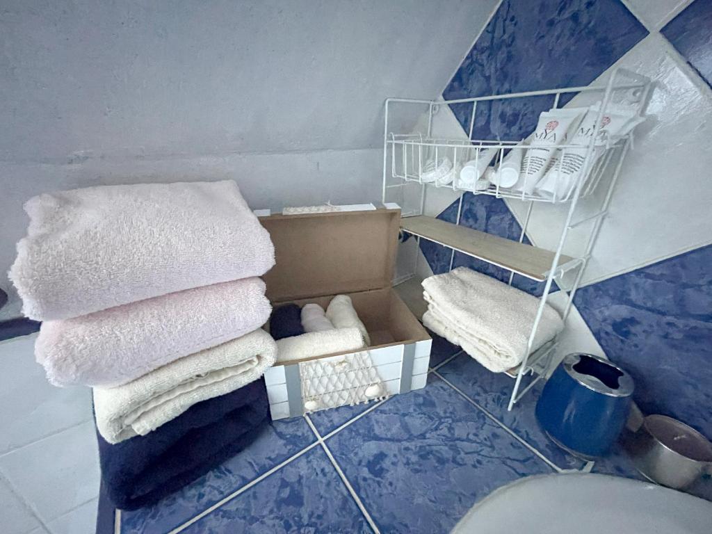 a bathroom with towels in a box on the floor at Maison de 4 chambres avec jardin clos et wifi a Arcy Sainte Restitue in Arcy-Sainte-Restitue