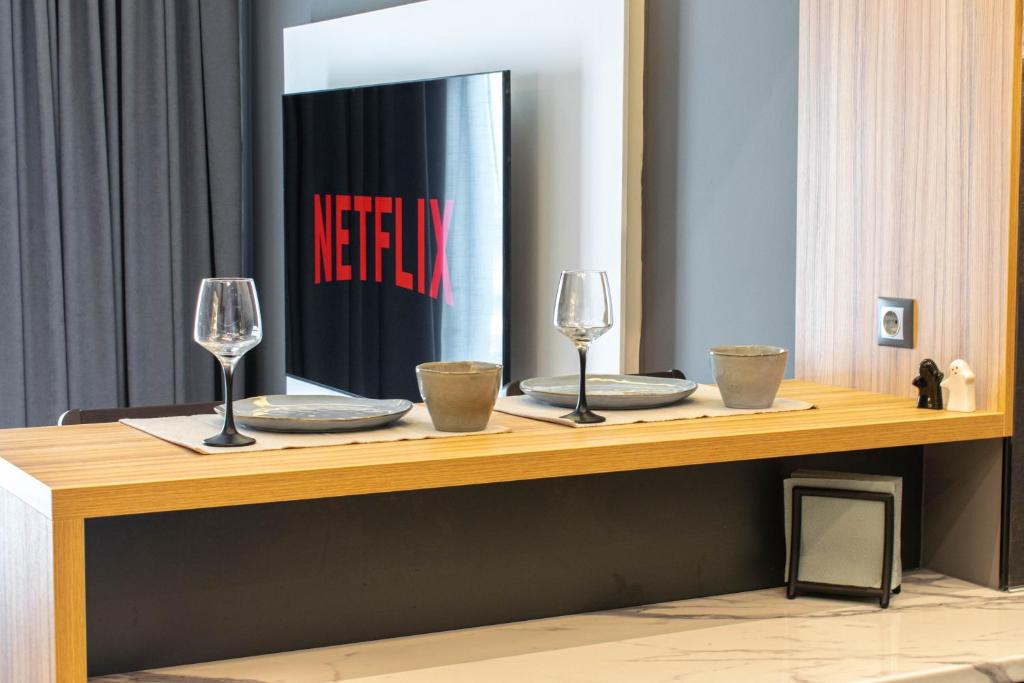 Nápoje v ubytování Aether Home - Modern & Luxe Stay with 65 TV by TT