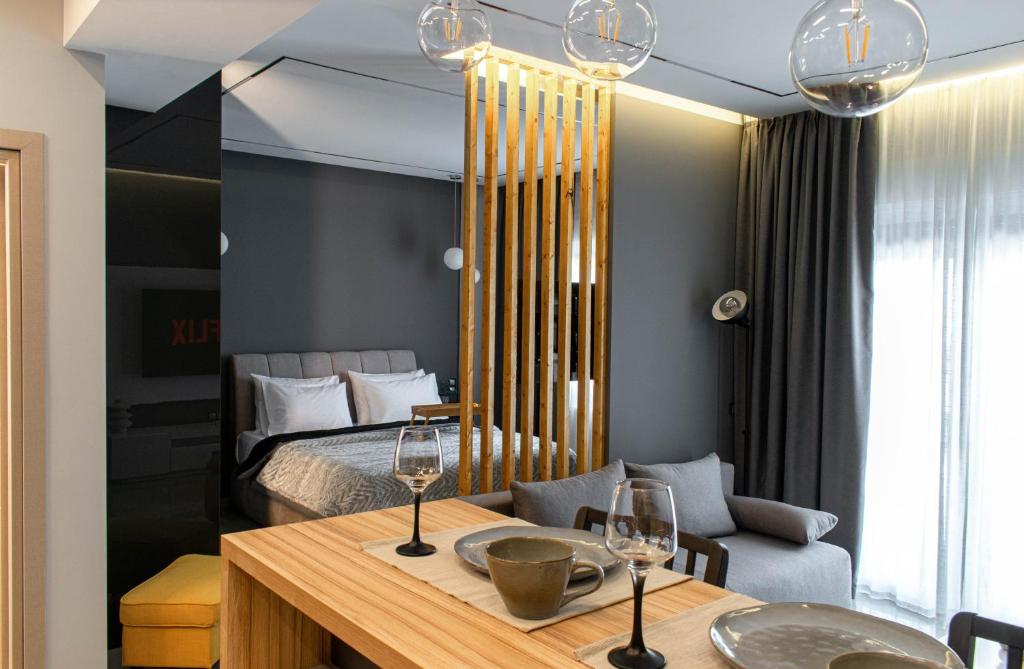Postel nebo postele na pokoji v ubytování Aether Home - Modern & Luxe Stay with 65 TV by TT