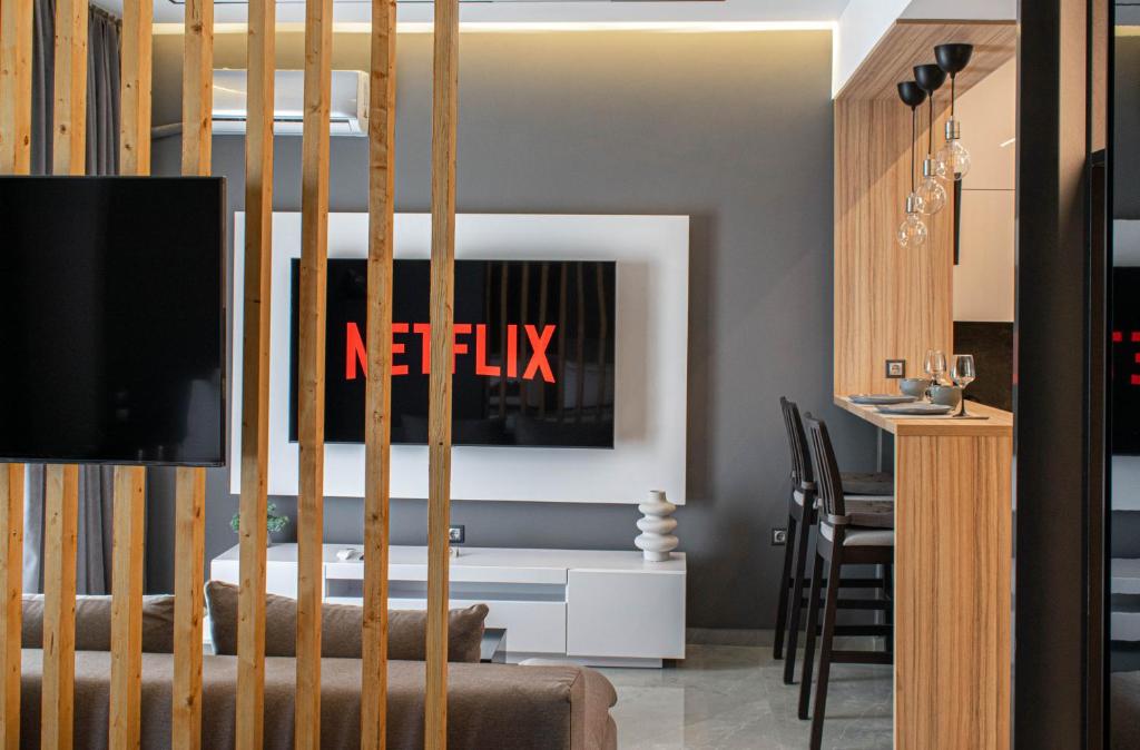 Postel nebo postele na pokoji v ubytování Aether Home - Modern & Luxe Stay with 65 TV by TT