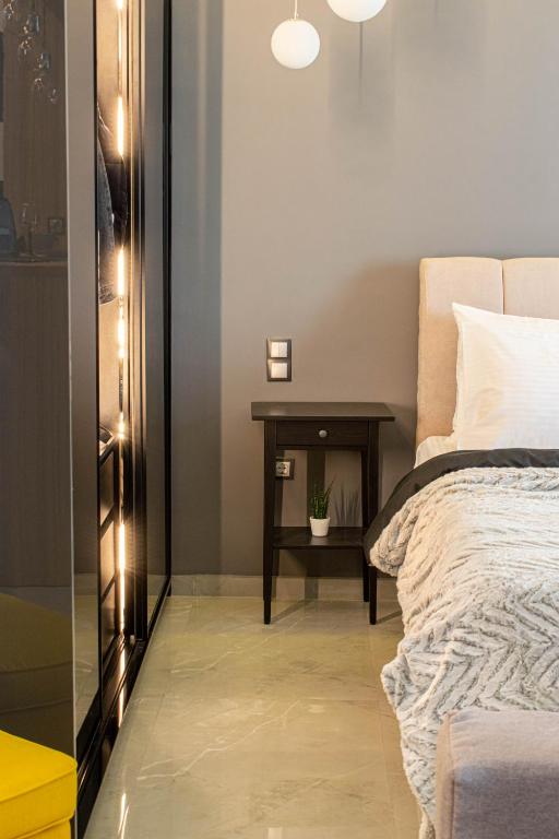 Postel nebo postele na pokoji v ubytování Aether Home - Modern & Luxe Stay with 65 TV by TT