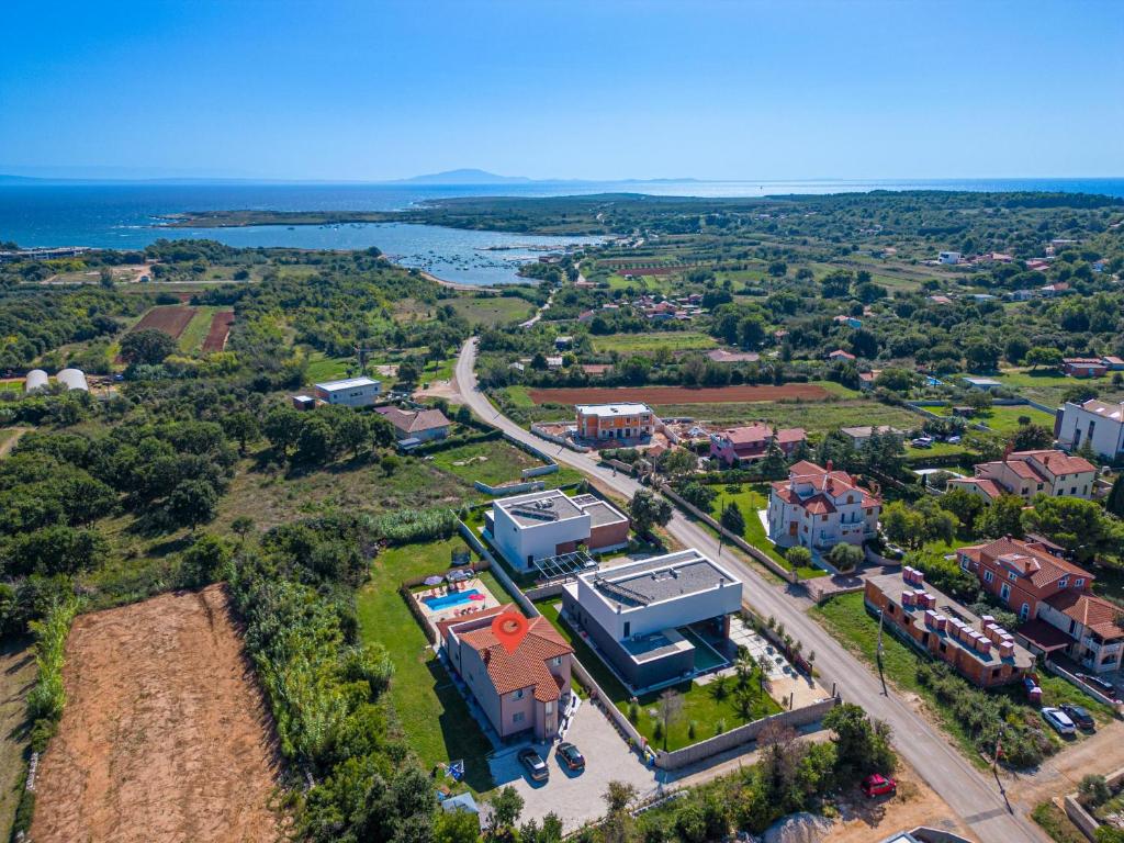una vista aérea de una casa con el océano en el fondo en Ana, en Ližnjan