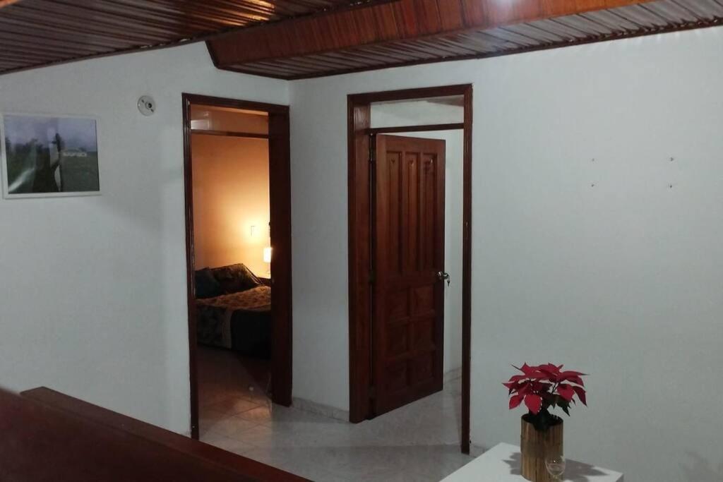 uma sala com uma porta que leva a um quarto em Hotel Mamma Mia em Duitama