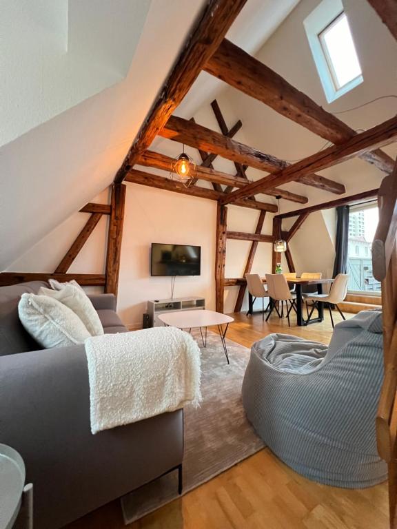 sala de estar con sofá y mesa en LudwigsHome: Zentralste Lage, SmartTV, Terrasse en Ludwigsburg