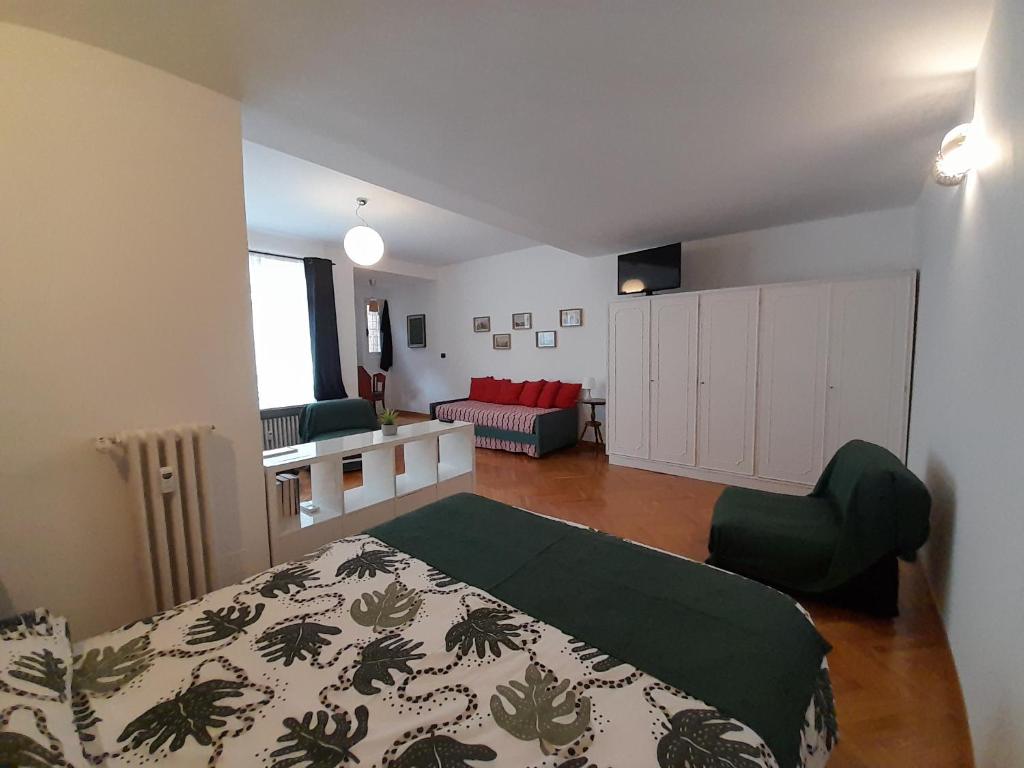 um quarto com uma cama e uma sala de estar em Maison Giolitti em Turim