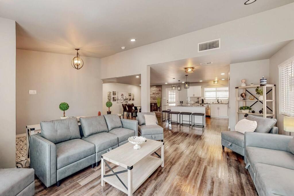 Louisiana Absolutely Beautiful NE Home with Pool, Albuquerque (updated