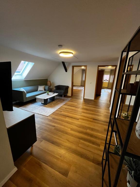 salon z kanapą i stołem w obiekcie Suite 4 SZ-Lichtenberg w mieście Salzgitter