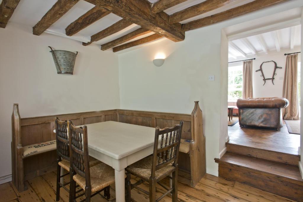 Posezení v ubytování Japonica Cottage