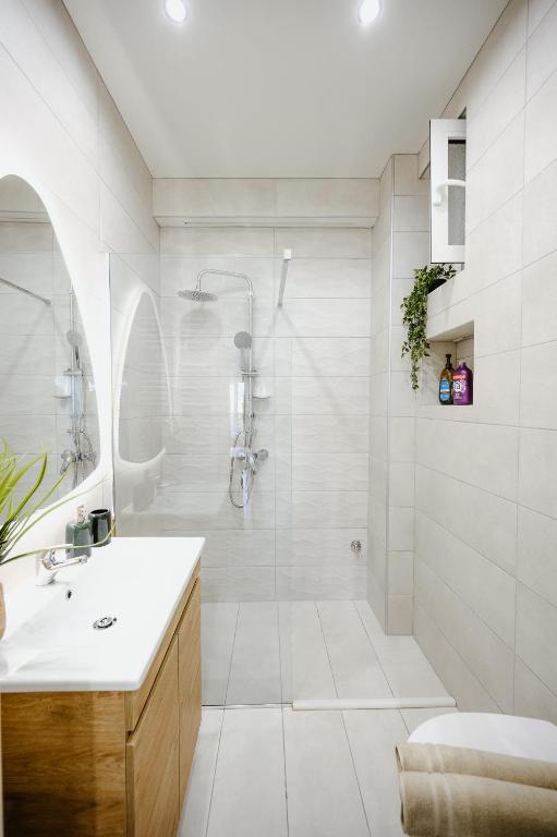A bathroom at Central Apartments City Center