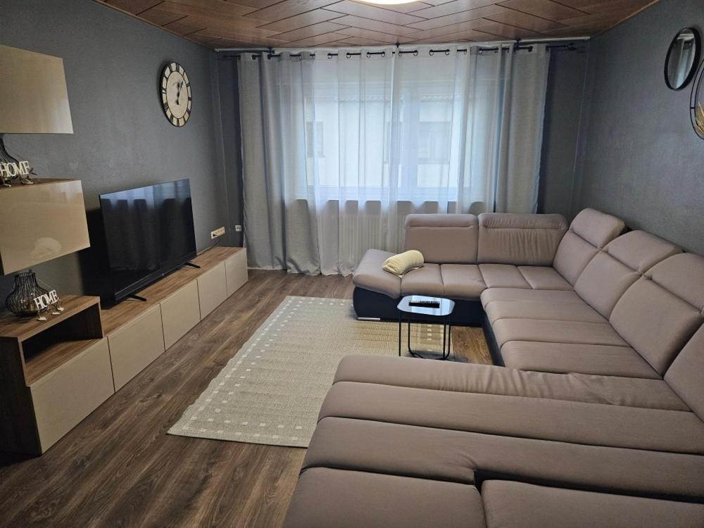 sala de estar con sofá y TV en Ferienwohnung Saika, en Diefflen