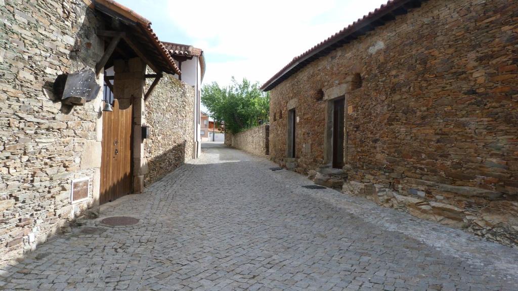 ミランデラにあるCasas de Campo da Quinta Entre Riosの旧市街の二棟の間の路地