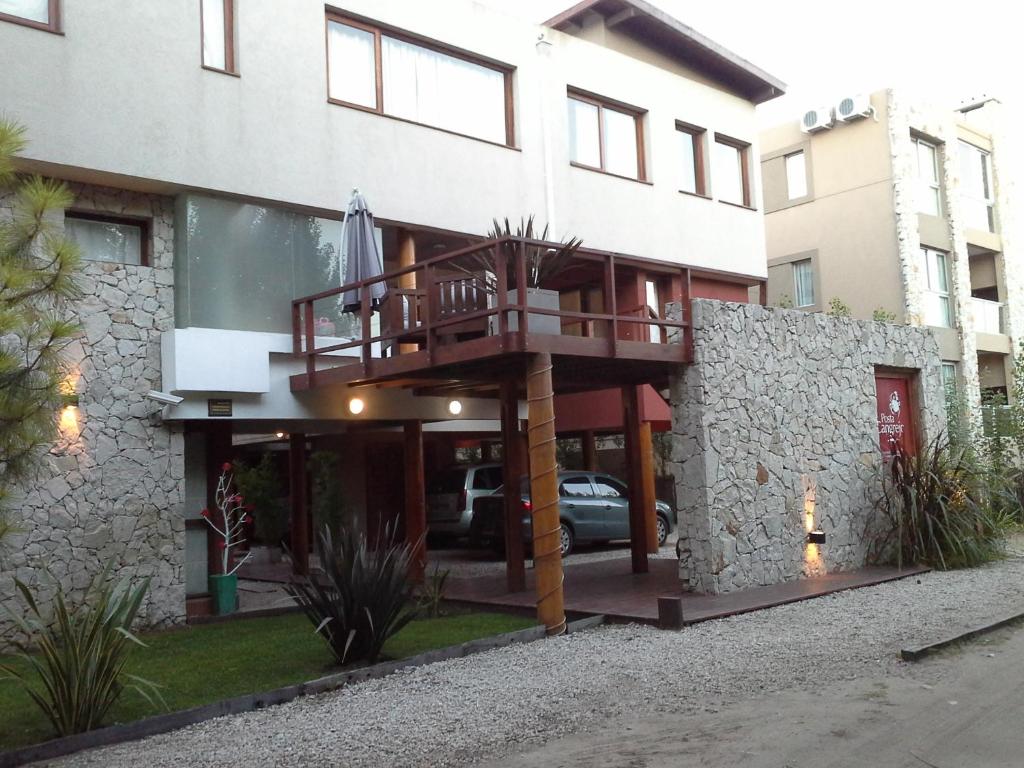 a building with a balcony on top of it at Posta Cangrejo Apart in Las Gaviotas