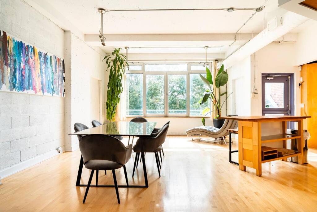 Gallery image of MileEnd - Huge Bright & Modern Loft Suite - KingBed in Montreal