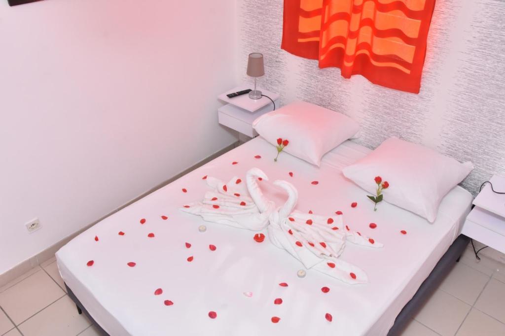 a room with two beds with hearts on them at HOTEL LE CHANNEL in Le Marin