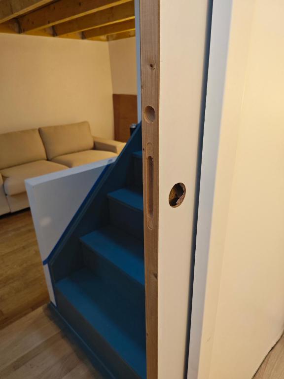 - un escalier dans une chambre avec un canapé dans l'établissement Appart calme Montmartre, à Paris