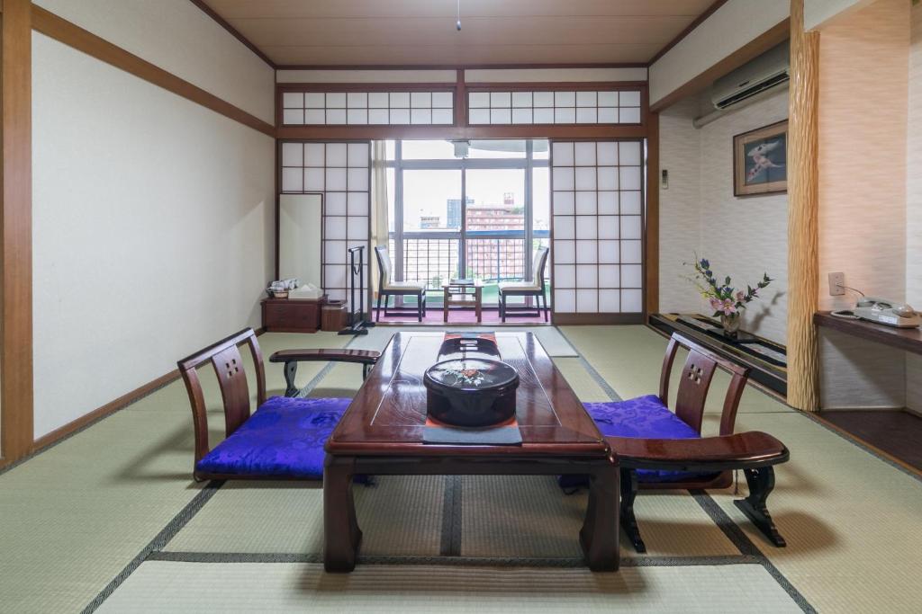 ein Esszimmer mit einem Tisch und Stühlen in der Unterkunft 8－1 - Vacation STAY 29661v in Kōchi