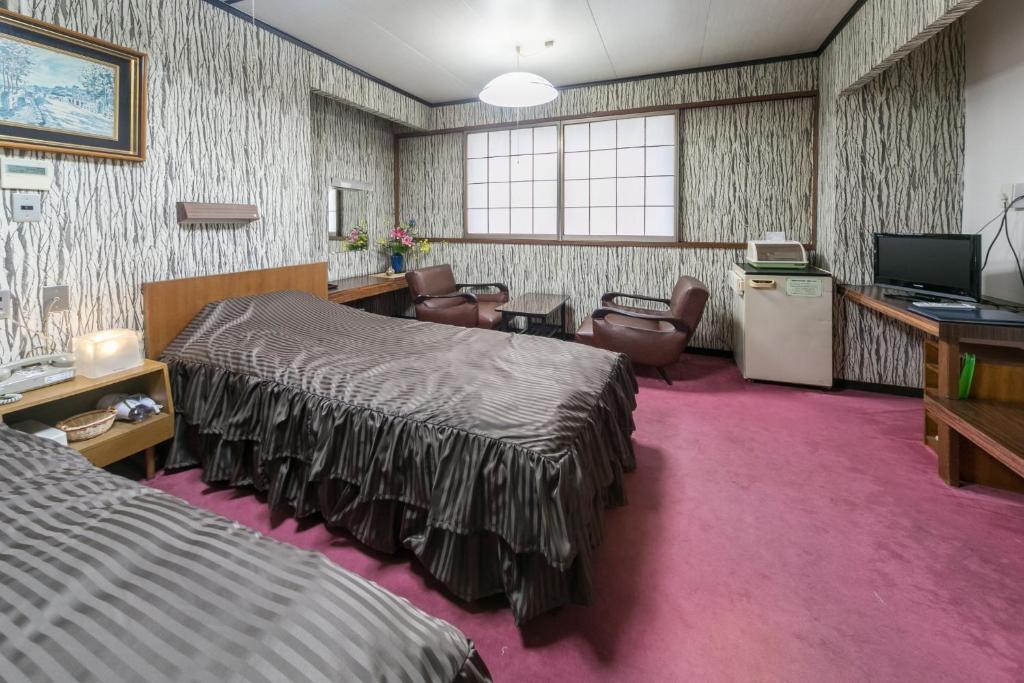高知市にある8－1 - Vacation STAY 29829vのベッド、デスク、テレビが備わる客室です。