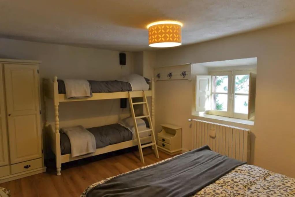 Postel nebo postele na pokoji v ubytování Antico Chalet Momosa Maxi