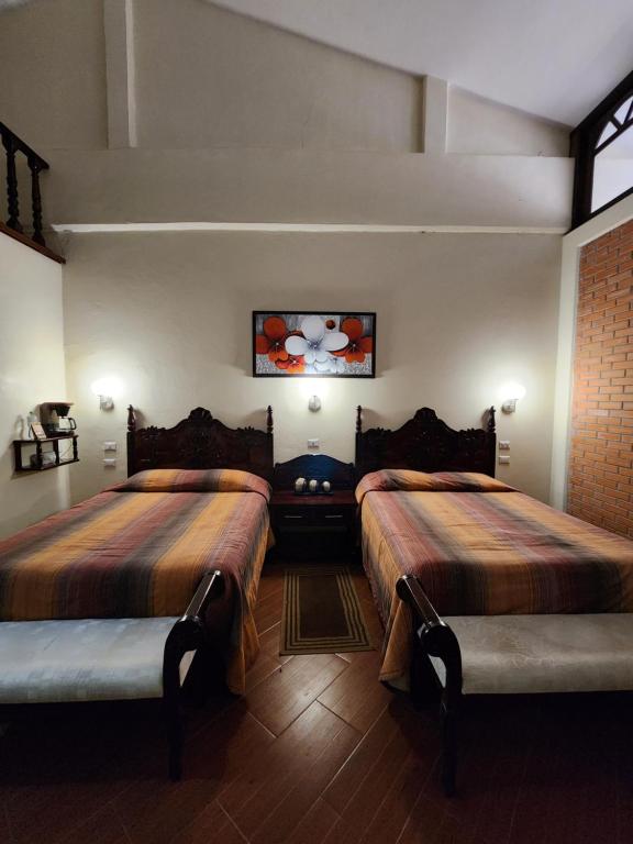 um quarto com duas camas num quarto em HOSTAL HACIENDA APULCO 