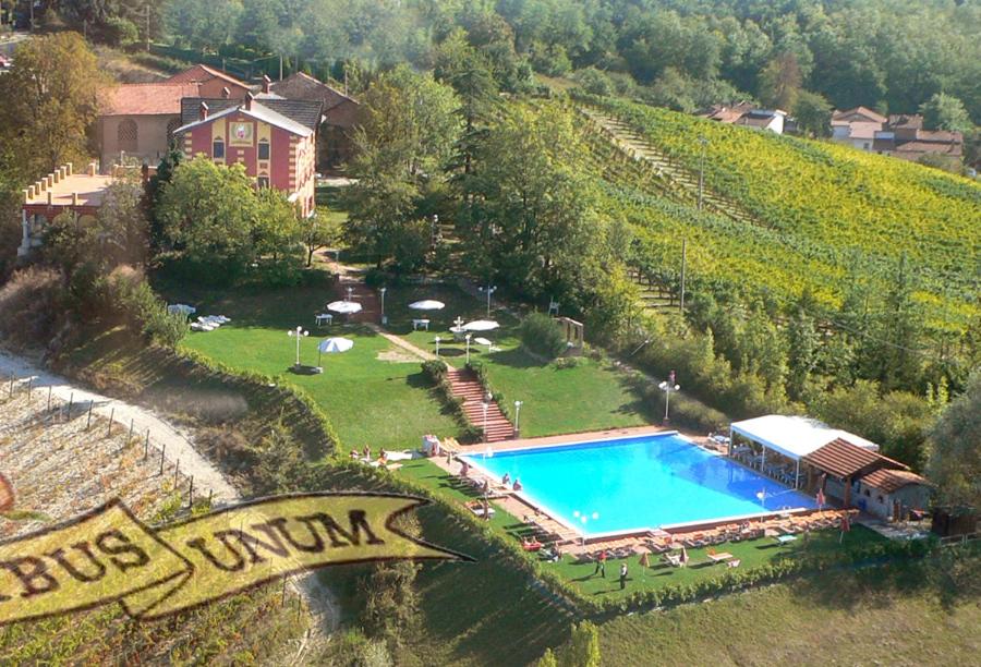 セッラヴァッレ・スクリーヴィアにあるAgriturismo Villa Pallaviciniの家屋とスイミングプールの空中を望む