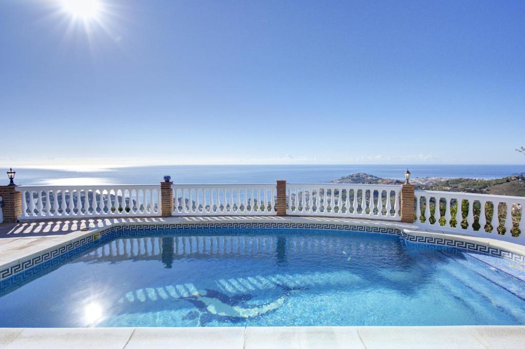 einen Pool auf einem Balkon mit Meerblick im Hintergrund in der Unterkunft Comeback Villa Kariña, Eye in the sky in Almuñécar