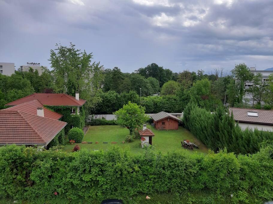 une vue aérienne d'une cour avec des maisons dans l'établissement Two Private Studios - Independent & Fully Equipped, à Ferney-Voltaire