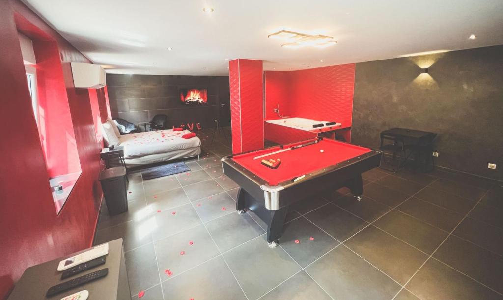a room with a pool table and a bed at Le Confiden'spa Loft 55m2 Jacuzzi - Billard - Cheminée - Terrasse in Hoenheim