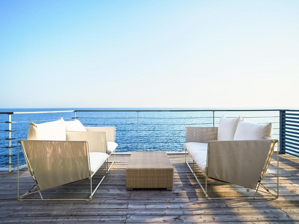 横須賀市にある&SUN Penthouse - Vacation STAY 67587vの船上のソファと椅子付きのデッキ