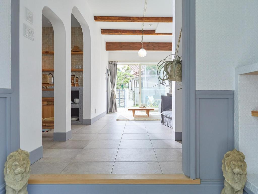 un corridoio di una casa con soggiorno di ＭＯＲＩＴＯ Ｆｕｎｎｙ ｈｏｕｓｅ - Vacation STAY 72253v a Hayama