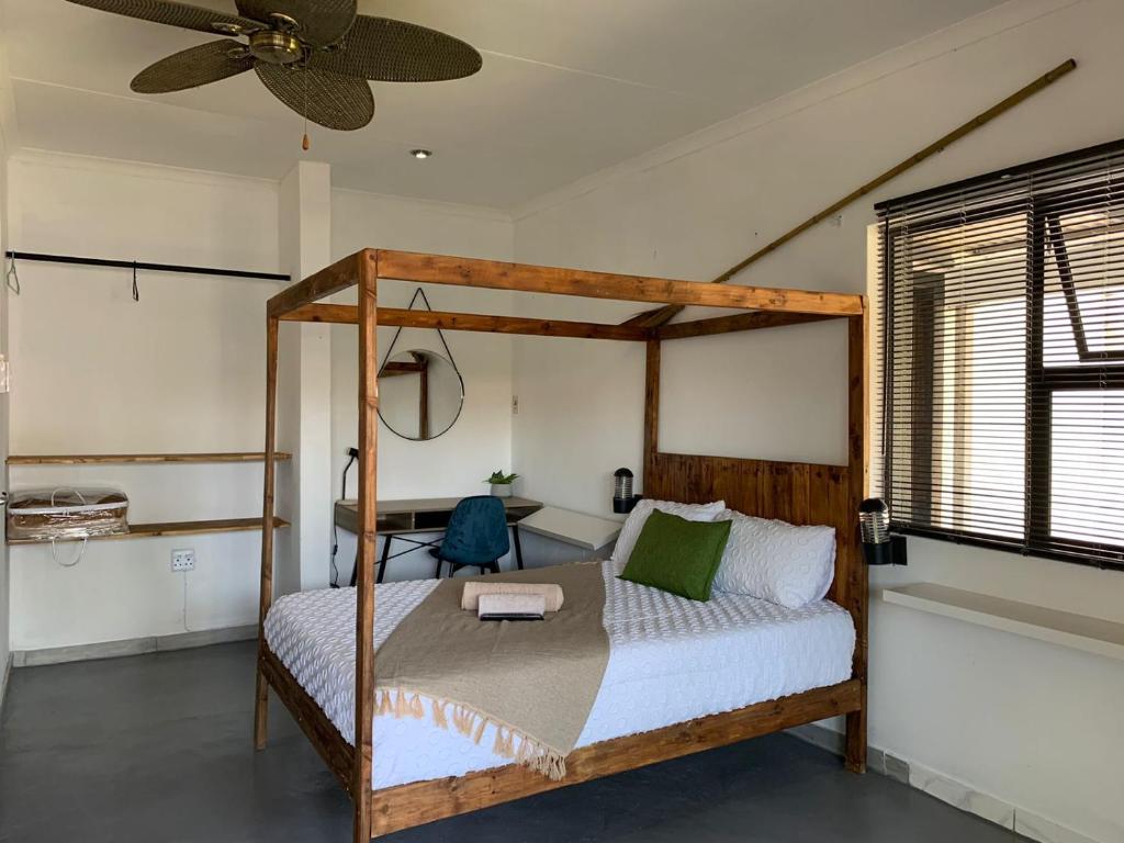 - une chambre avec un lit et un ventilateur de plafond dans l'établissement TnB Guesthouse, à Middelburg