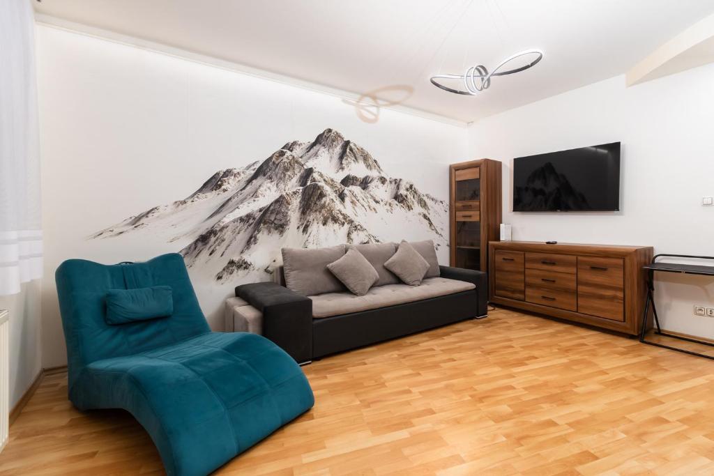 uma sala de estar com um sofá e um mural de montanha em Zabrodzka Family Apartment em Breslávia