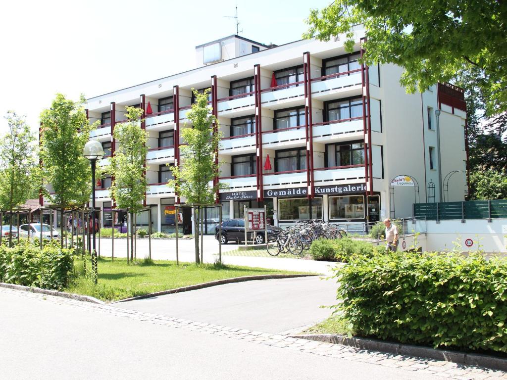 ein Apartmenthaus mit einem Park davor in der Unterkunft Chalet Swiss - Appartementhotel in Bad Füssing