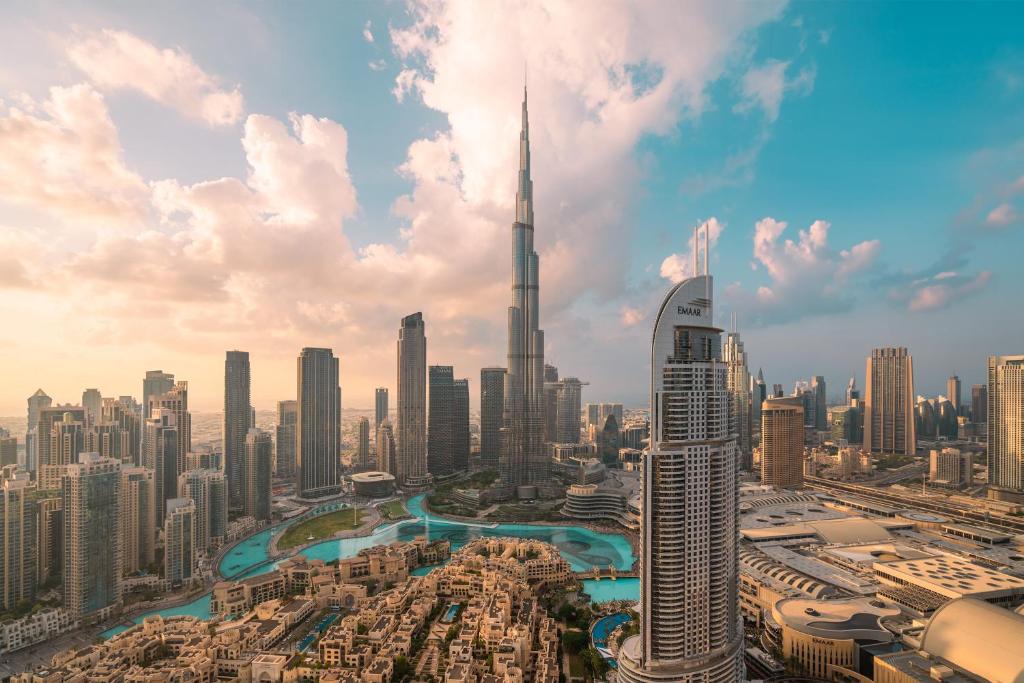 una vista de una ciudad con el edificio más alto del mundo en BURJ ROYAL-Luxurious 2 Bedrooms -DOWNTOWN-Burj & Fountain View, en Dubái