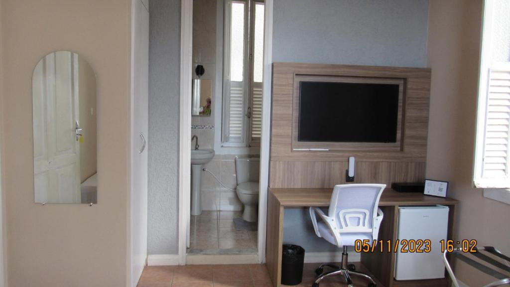 TV a/nebo společenská místnost v ubytování Casa das Luzes Hostel IVN