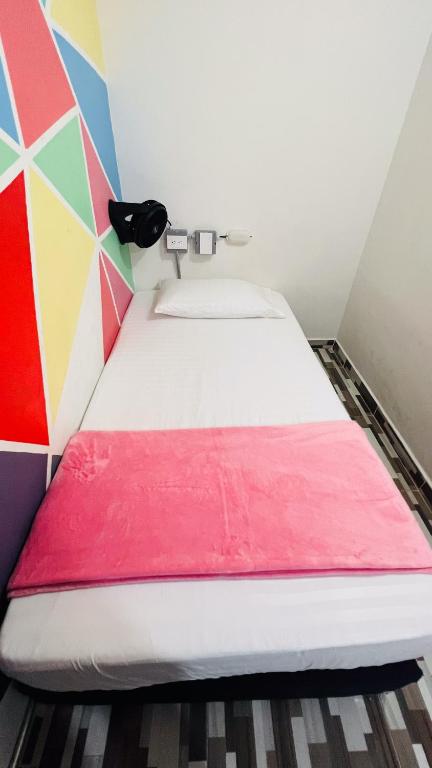 Postel nebo postele na pokoji v ubytování Kromatic Hostel