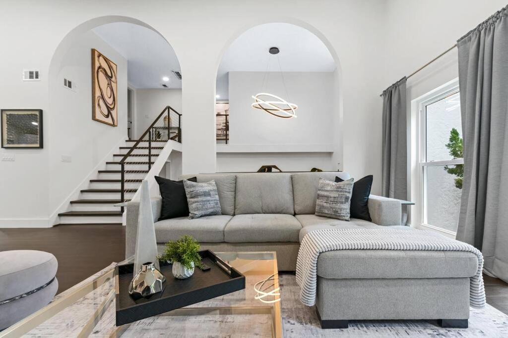 una sala de estar con un sofá y una mesa en Luxury pool home near the beach!, en Seminole