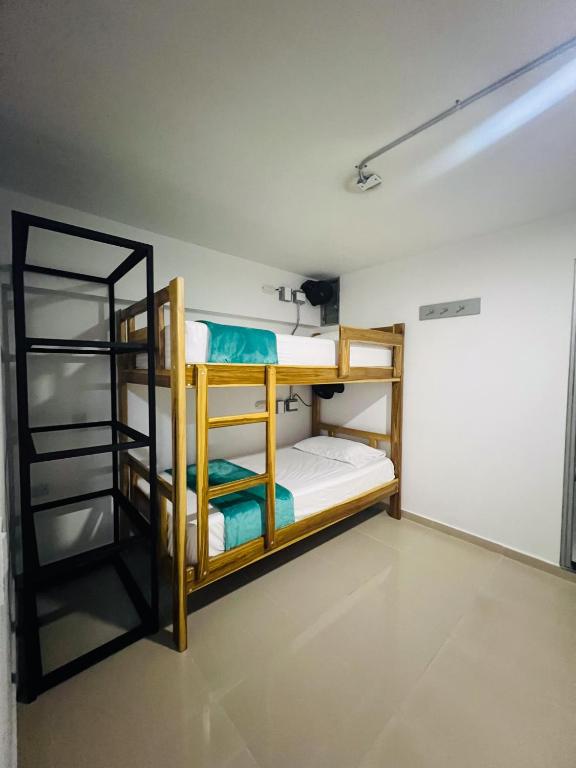 Postel nebo postele na pokoji v ubytování Kromatic Hostel