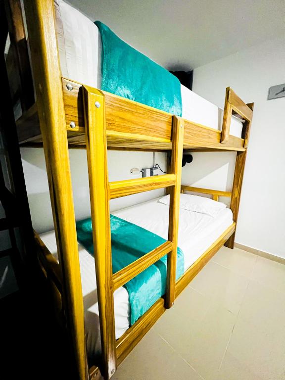 Palanda nebo palandy na pokoji v ubytování Kromatic Hostel