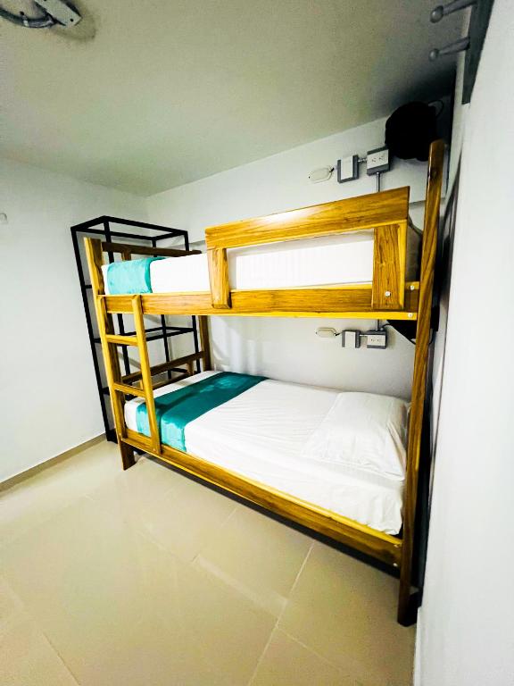 Postel nebo postele na pokoji v ubytování Kromatic Hostel