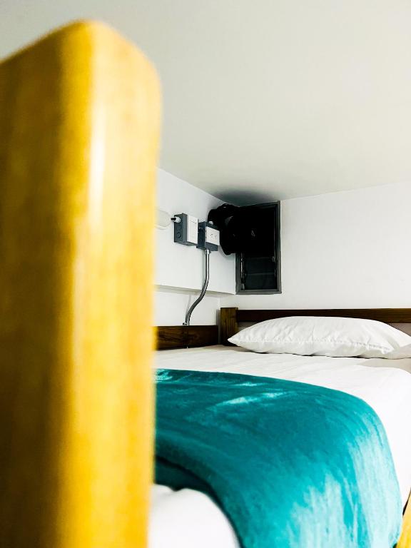 Postel nebo postele na pokoji v ubytování Kromatic Hostel