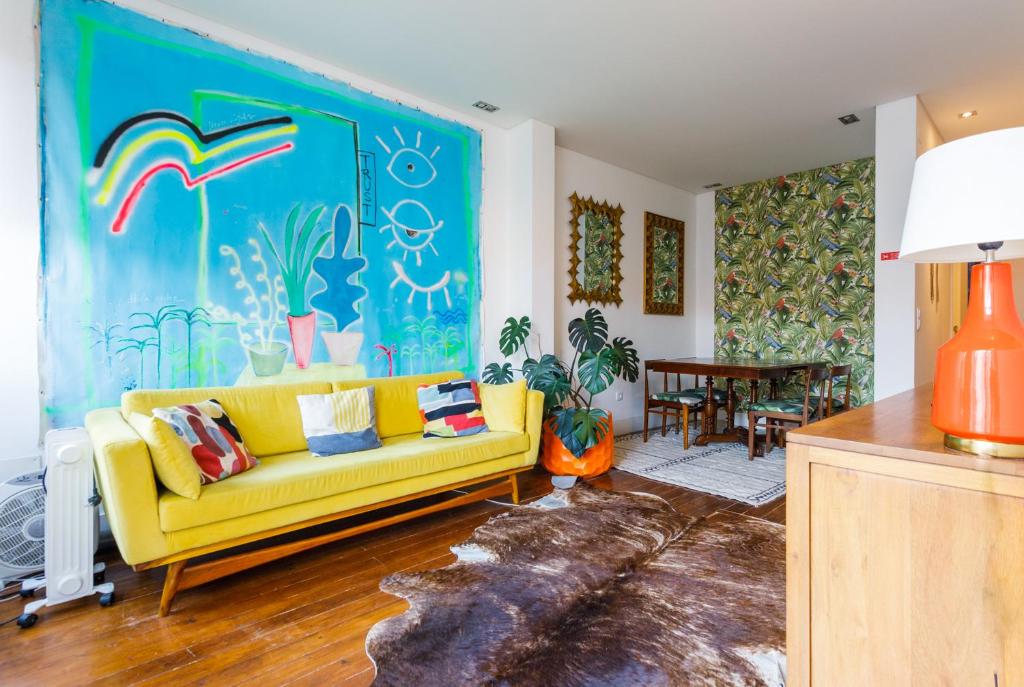 里斯本的住宿－普林西比皇家棕櫚樹屋中央公寓，客厅配有黄色的沙发和桌子