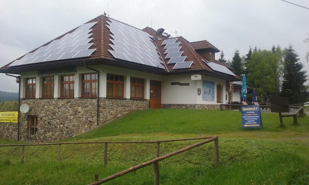 una casa con paneles solares en el techo en Hotel Nové Údolí, en Stožec
