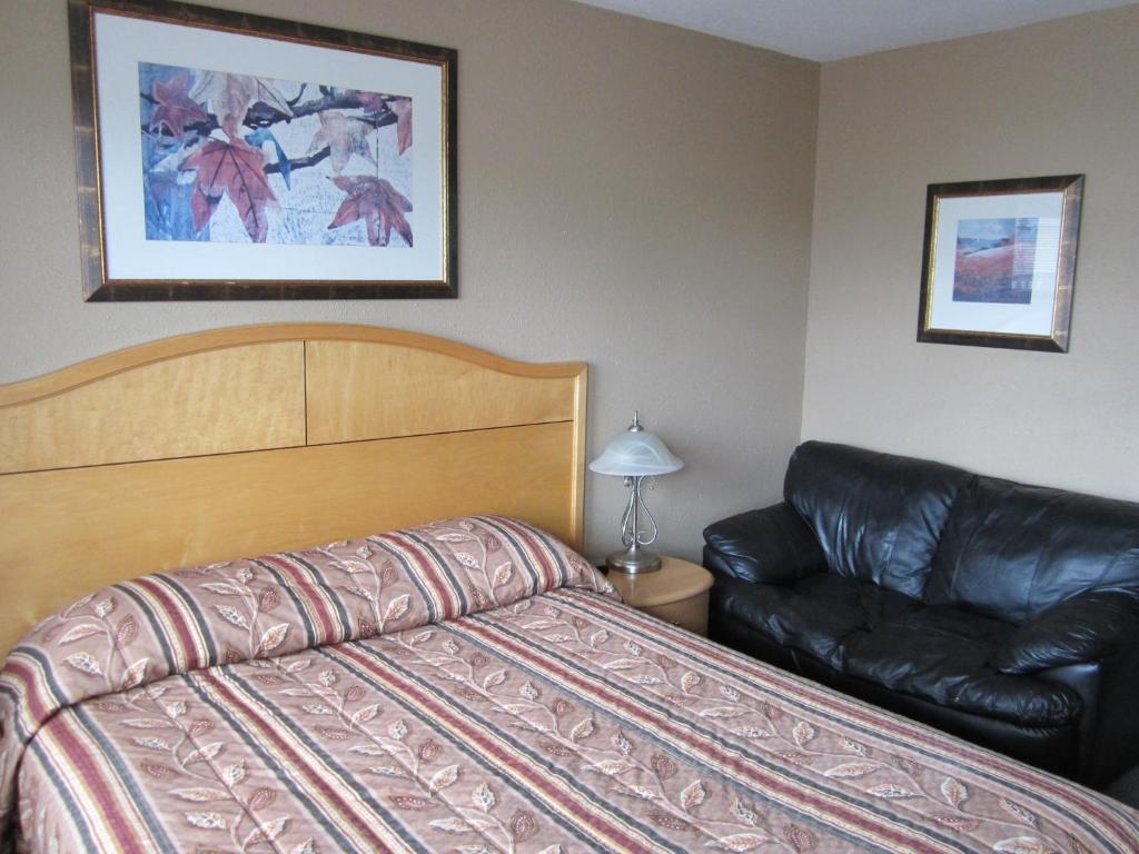 Postel nebo postele na pokoji v ubytování Bulkley Valley Motel