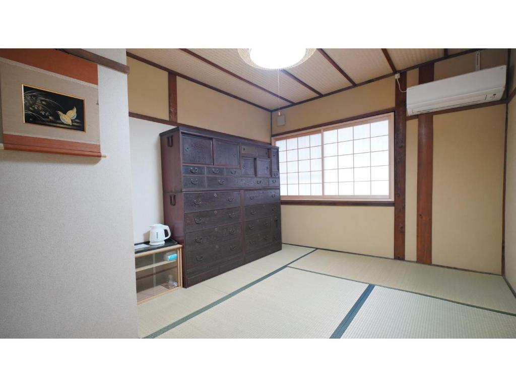 an empty room with a kitchen with a window at Uji Tea Inn - Vacation STAY 27219v in Uji