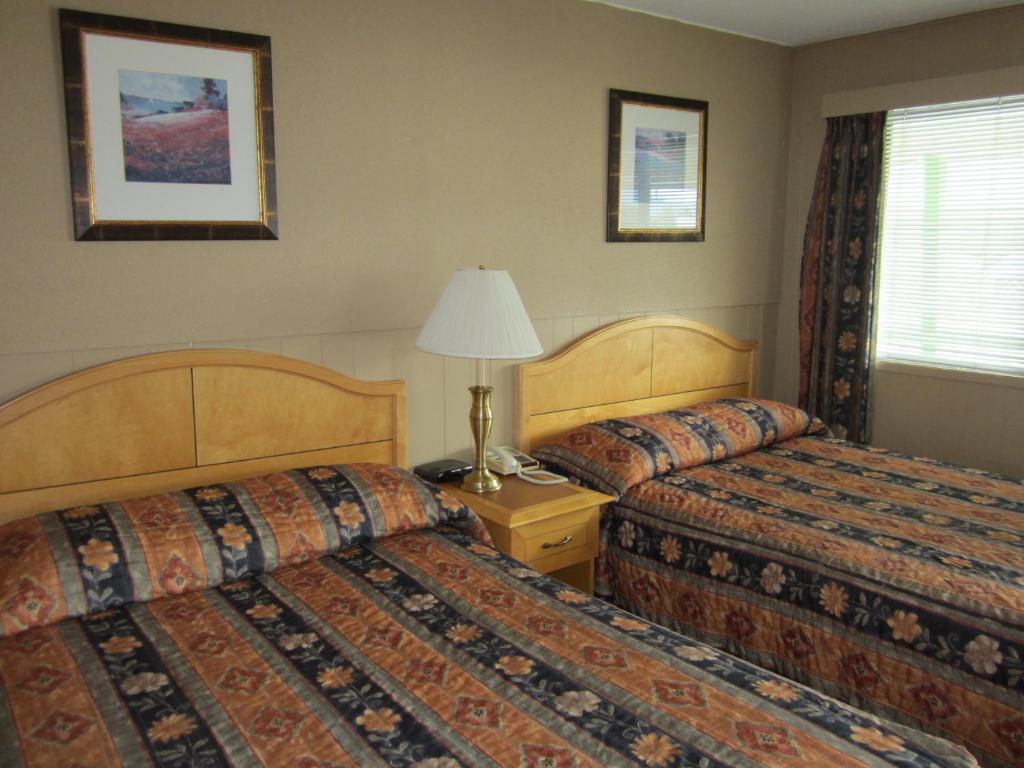 Postel nebo postele na pokoji v ubytování Bulkley Valley Motel
