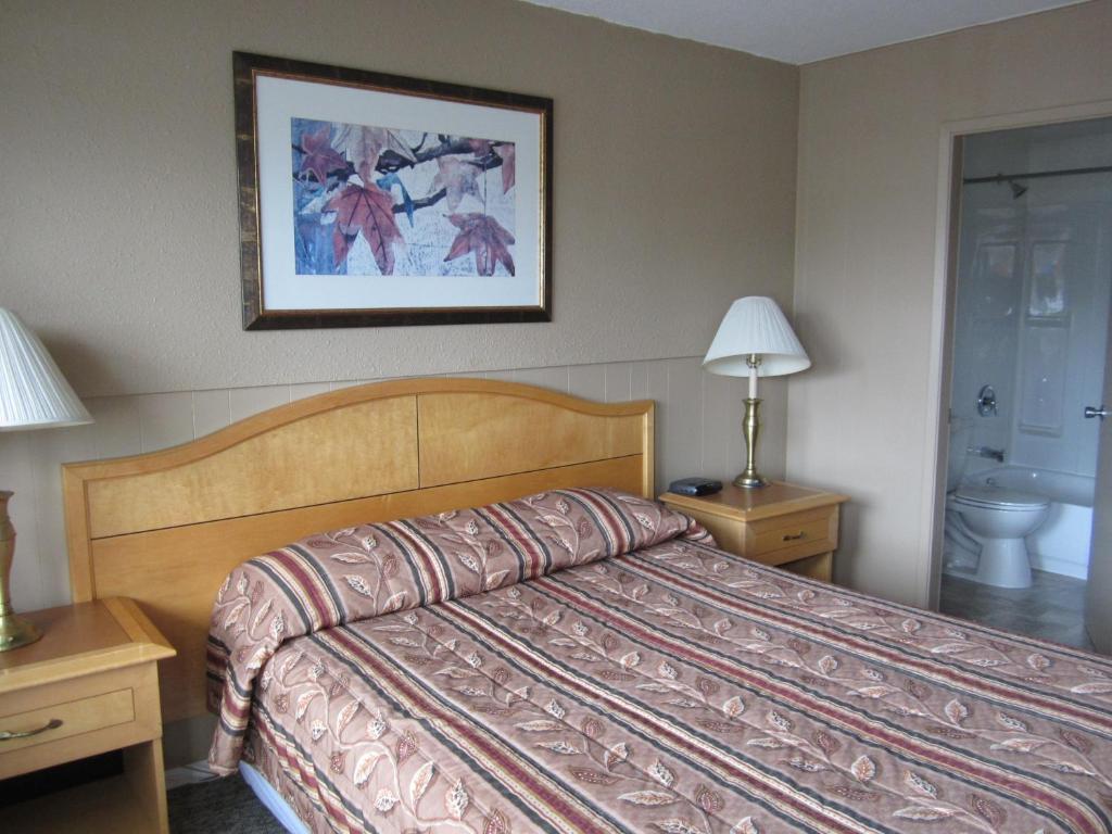 Postel nebo postele na pokoji v ubytování Bulkley Valley Motel