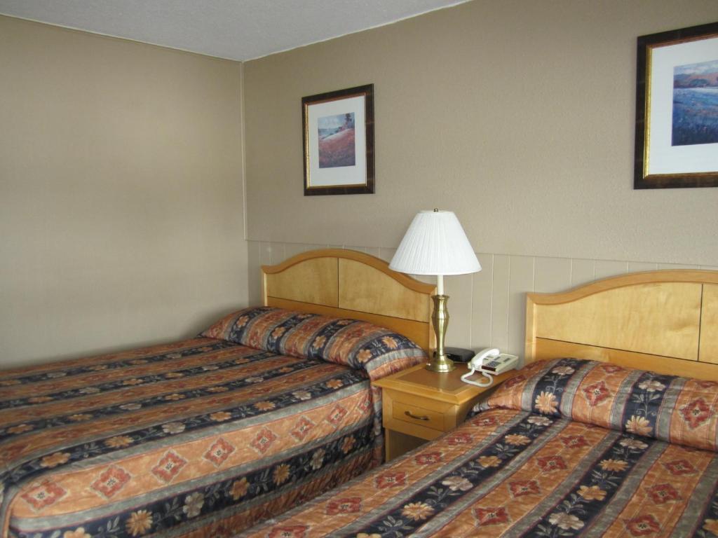 Postel nebo postele na pokoji v ubytování Bulkley Valley Motel