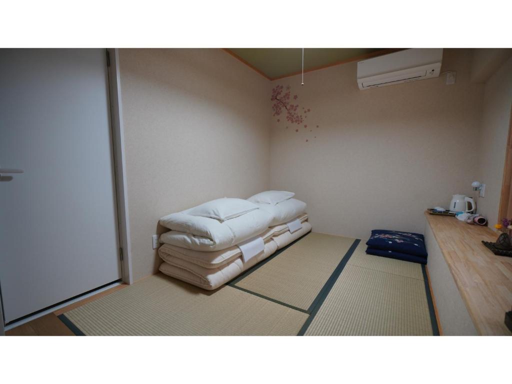 Habitación pequeña con sofá en la esquina en Uji Tea Inn - Vacation STAY 27182v, en Uji