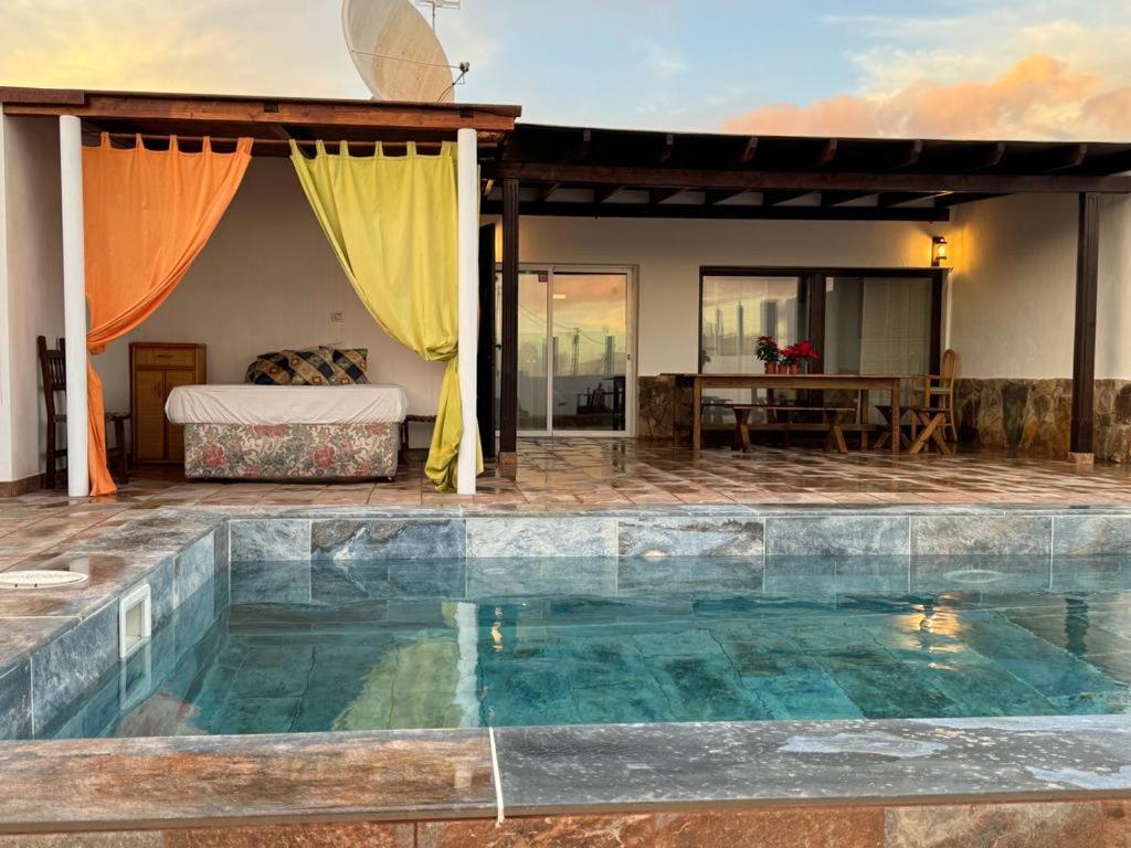 Majoituspaikassa Villa with private pool Fuerteventura/Gran Tarajal tai sen lähellä sijaitseva uima-allas